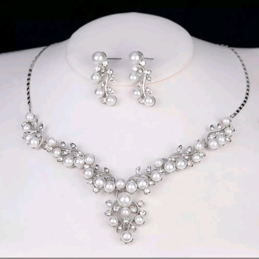 🚫SOLD🚫Necklace & Earring Set w/ Faux Pearls - Picture 3 of 7